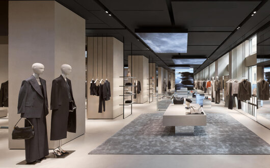 エンポリオ アルマー、ミラノの基幹店